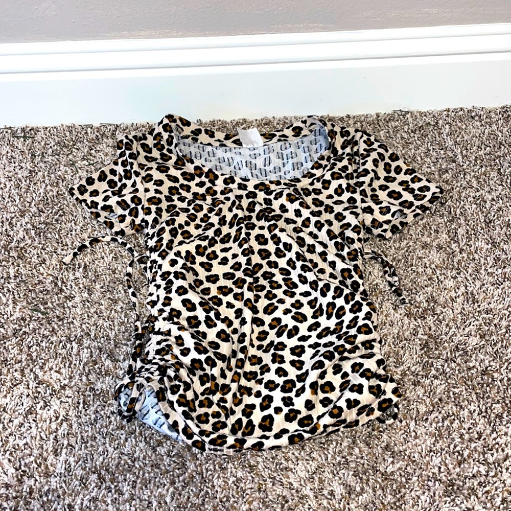 I am selling a brown Leopard blouse. I only worn once. Good condition!